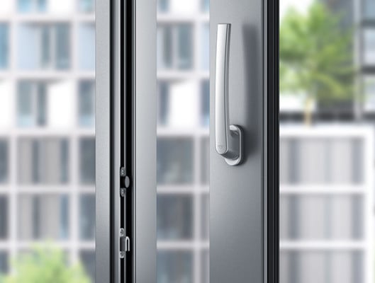 Die Serie Patio Inowa von Roto Frank umfasst Beschläge für Parallelschiebetüren und -fenster aus Holz, Kunststoff und Aluminium bis zu 200 kg Flügelgewicht.