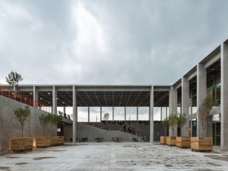 Auf der grünen Wiese am westlichen Stadtrand sitzt die Hochschule für Finanzen und Wirtschaft in Aguascalientes.