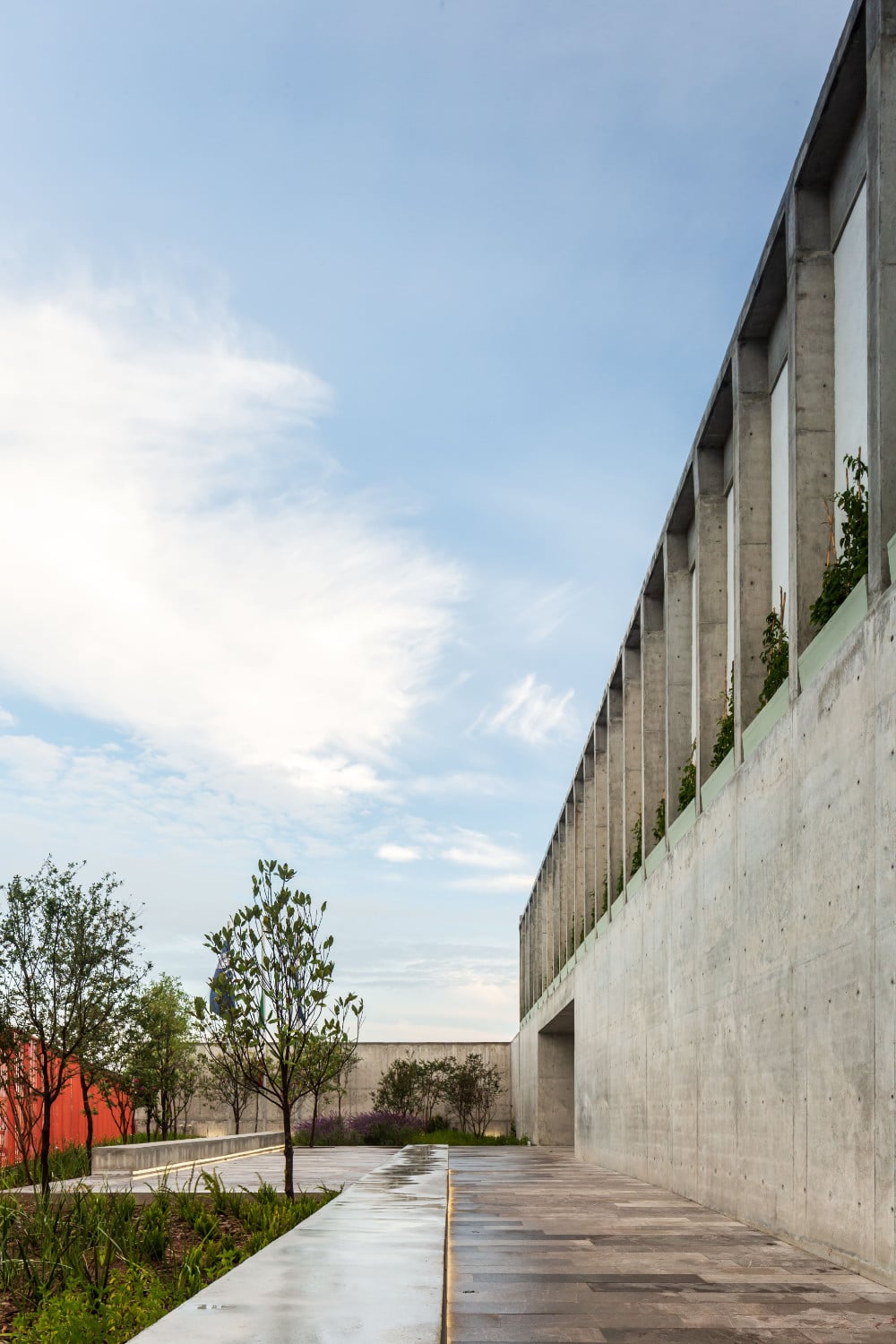 Den introvertierten Bau - das Bild zeigt den Bereich vor dem Haupteingang -  planten Ignacio Urquiza und Bernardo Quinzaños vom Centro de Colaboración Arquitectónica zusammen mit Rodrigo Valenzuela Jerez und Camilo Moreno.