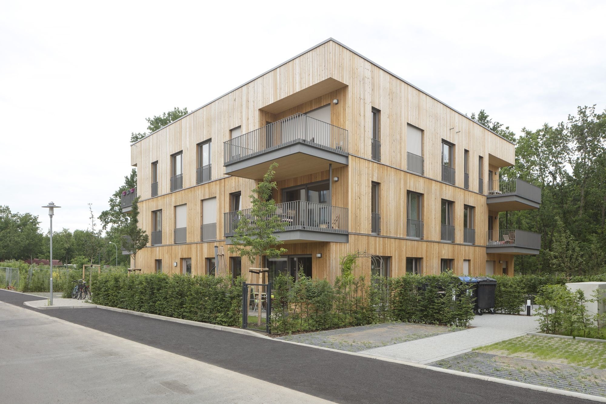 Die unbehandelte, senkrechte Lärchenholzschalung gibt dem Neubau ein lebendiges Erscheinungsbild.