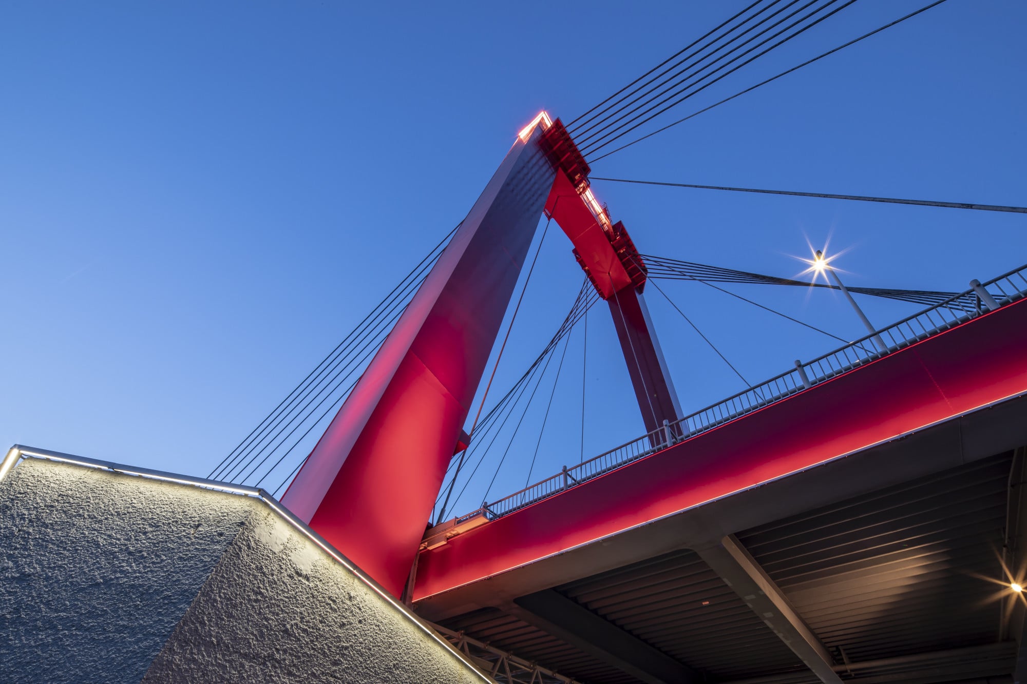 Eine Auffrischungskur hat eine der Hauptbrücken von Rotterdamm erhalten: Seit 1981 verbindet die Willemsbrug das Stadtzentrum mit der in der Nieuwe Maas gelegenen Insel Noordereiland.