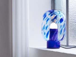 Die Berliner Designerin Hanne Willmann hat für Favius eine Tischleuchte aus Glas entworfen.