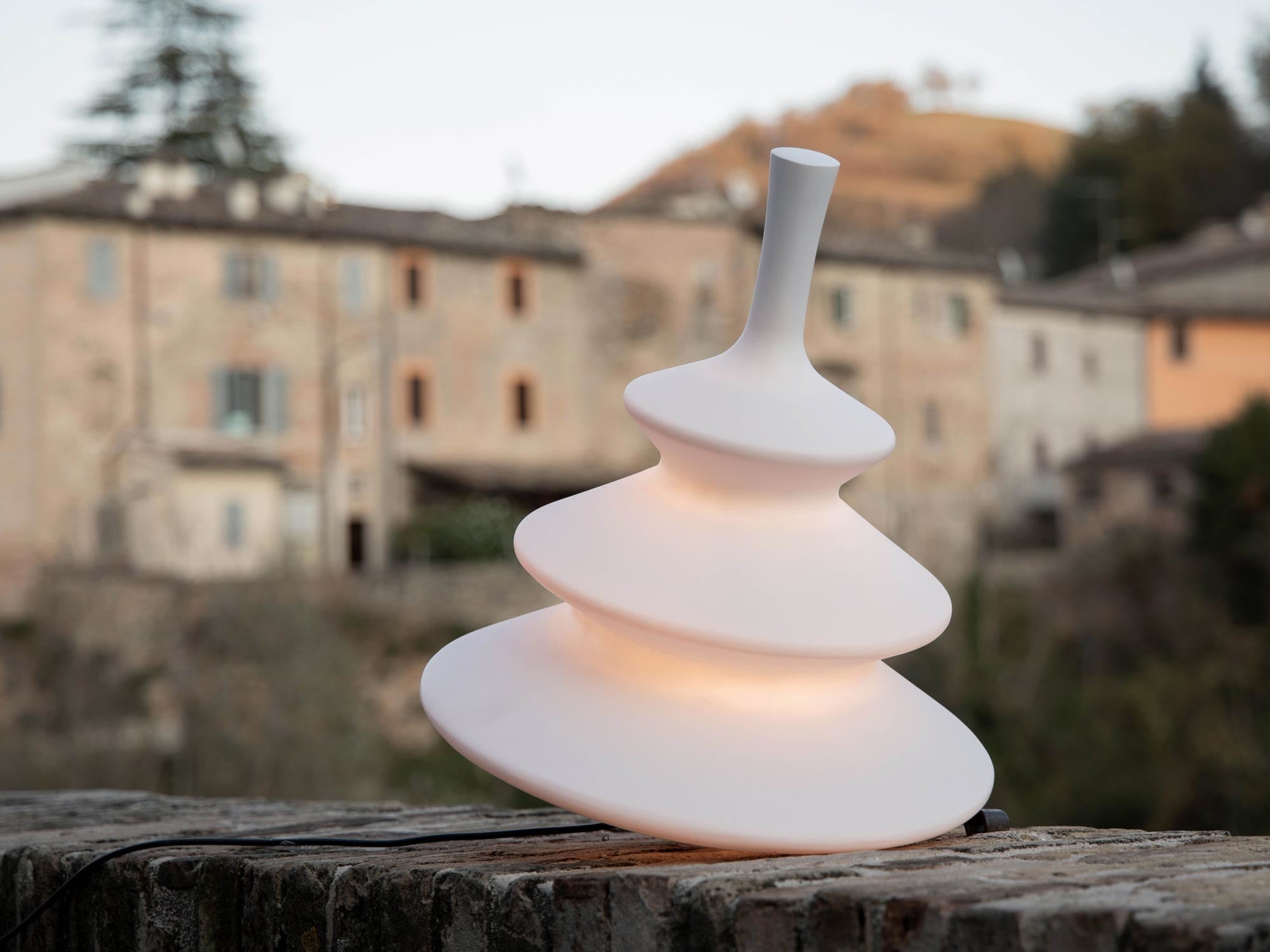 Bizzarri Design hat für den italienischen Hersteller Karman eine Bodenleuchte entworfen, die gedreht werden kann.
