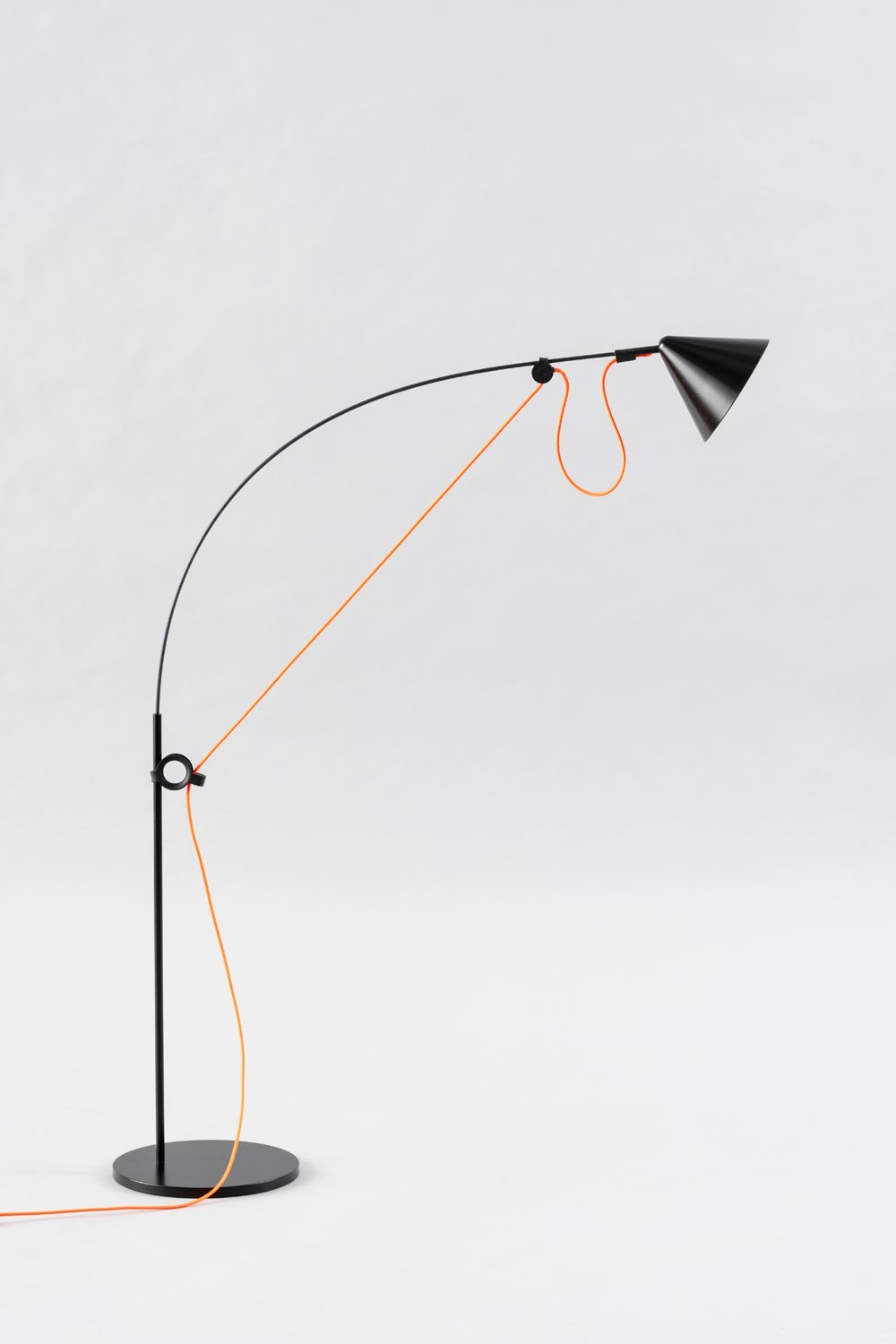 Der gestalterische Clou: ein biegbarer Fiberglasstab, der mit einem Kabel und zwei Verstellringen zu einem Bogen gespannt werden kann.