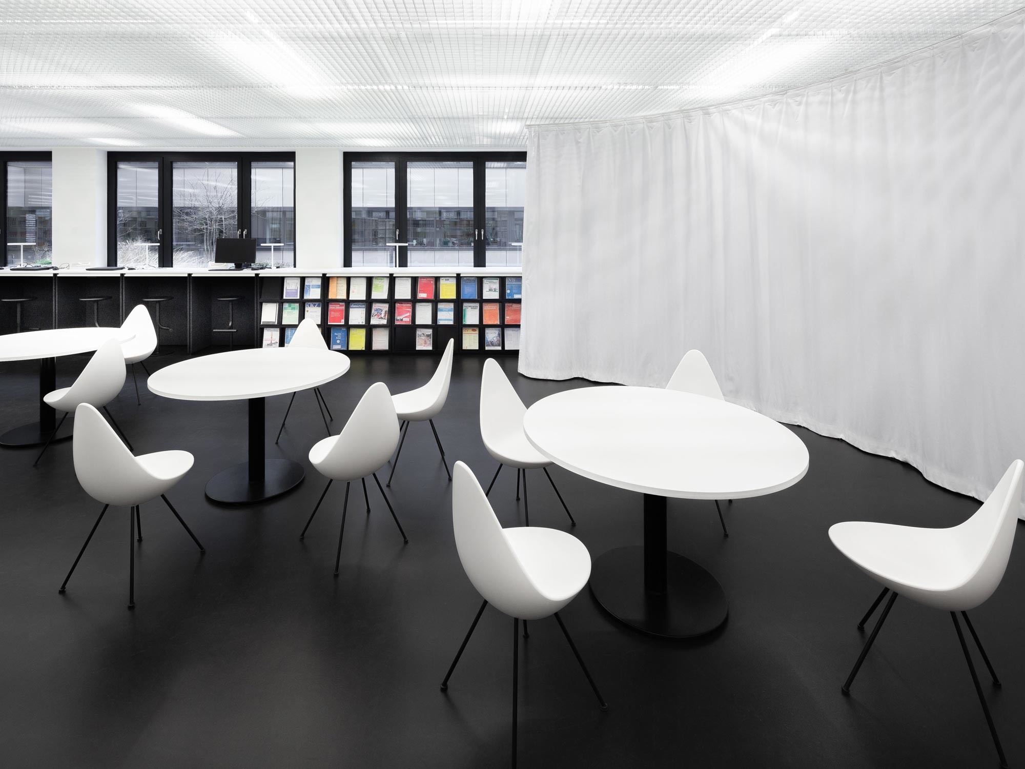 Akustikvorhänge unterteilen die Bibliothek je nach Bedarf in kleine Besprechungs- und Lernräume.