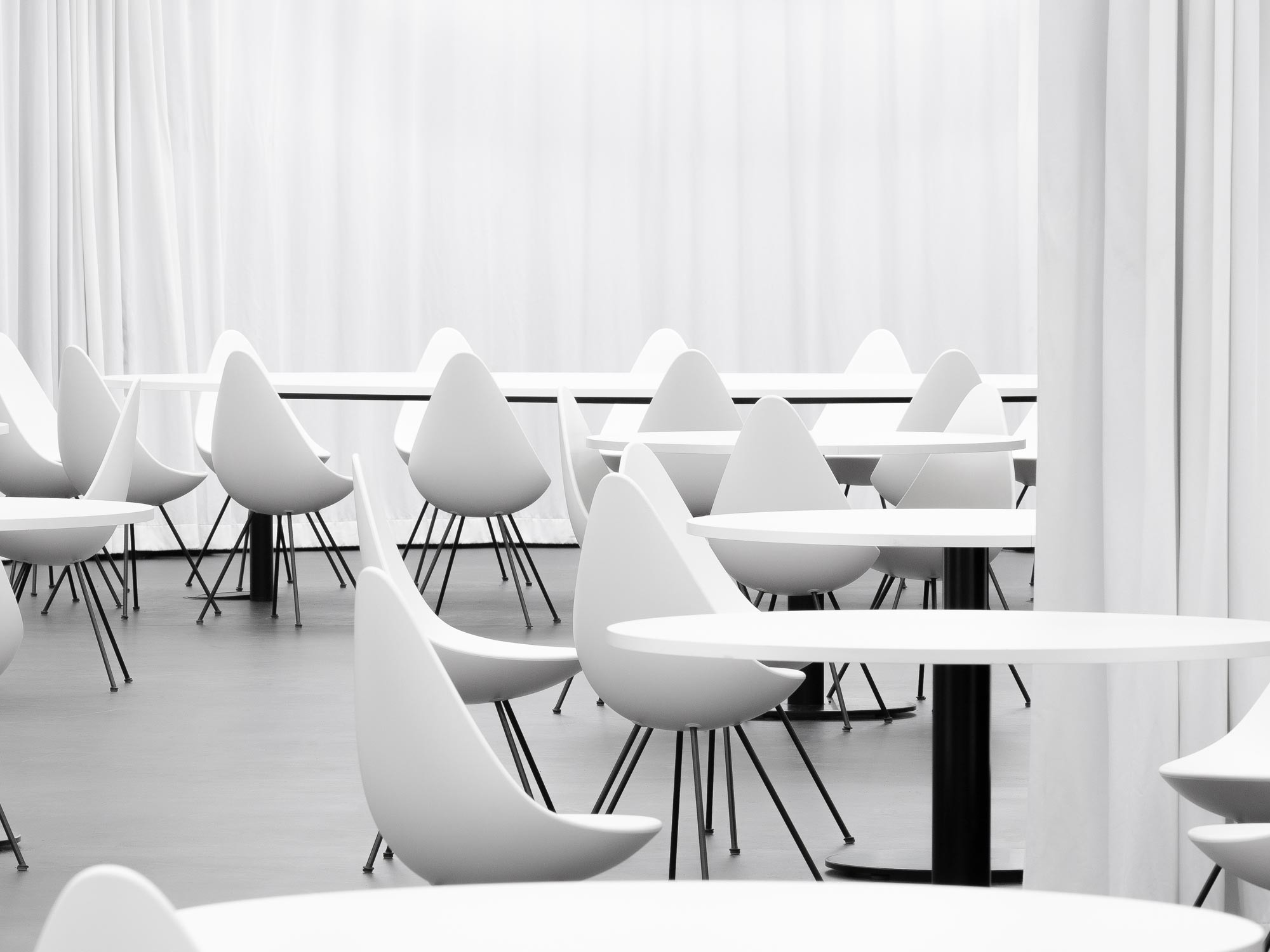 Arne Jacobsens Drop Chair entspricht dem Farbkonzept des White Cube.