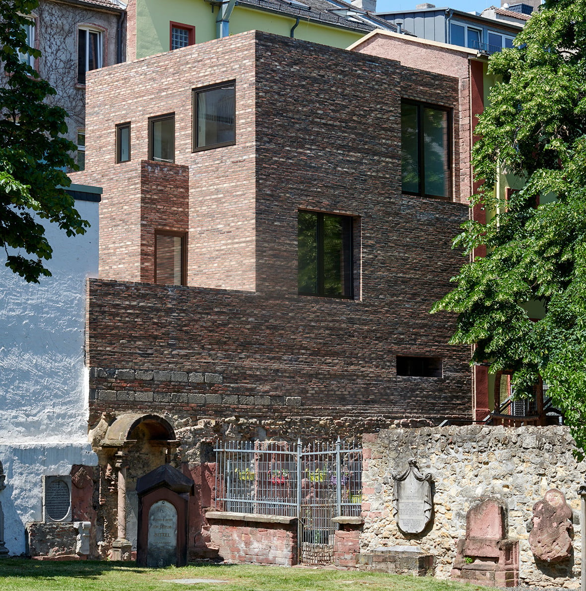 Das Ziegelkleid führt die denkmalgeschützte Friedhofsmauer aus dem 16. Jahrhundert fort.