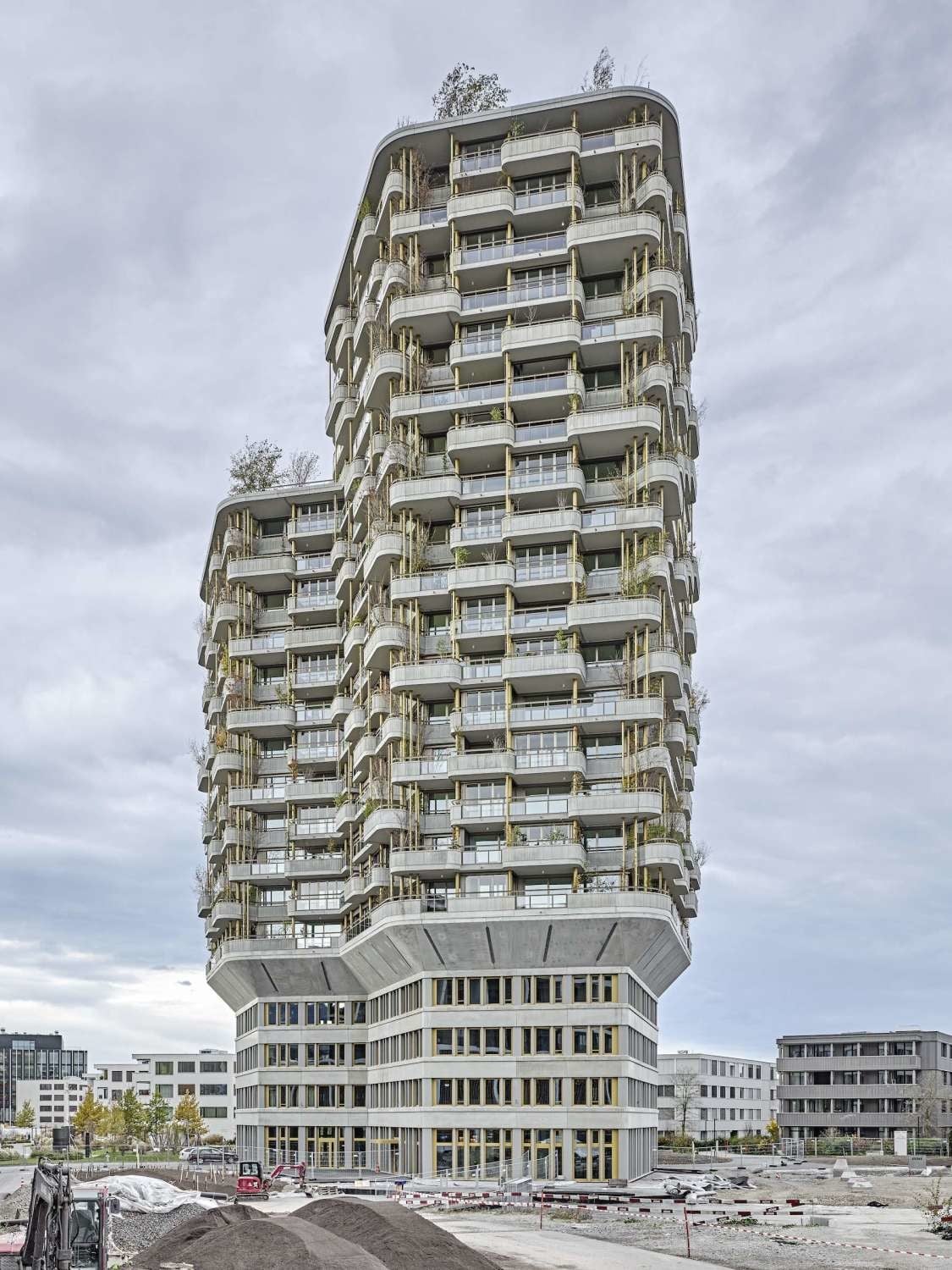 Entworfen hat den Wohnturm das Büro Ramser Schmid Architekten aus Zürich.