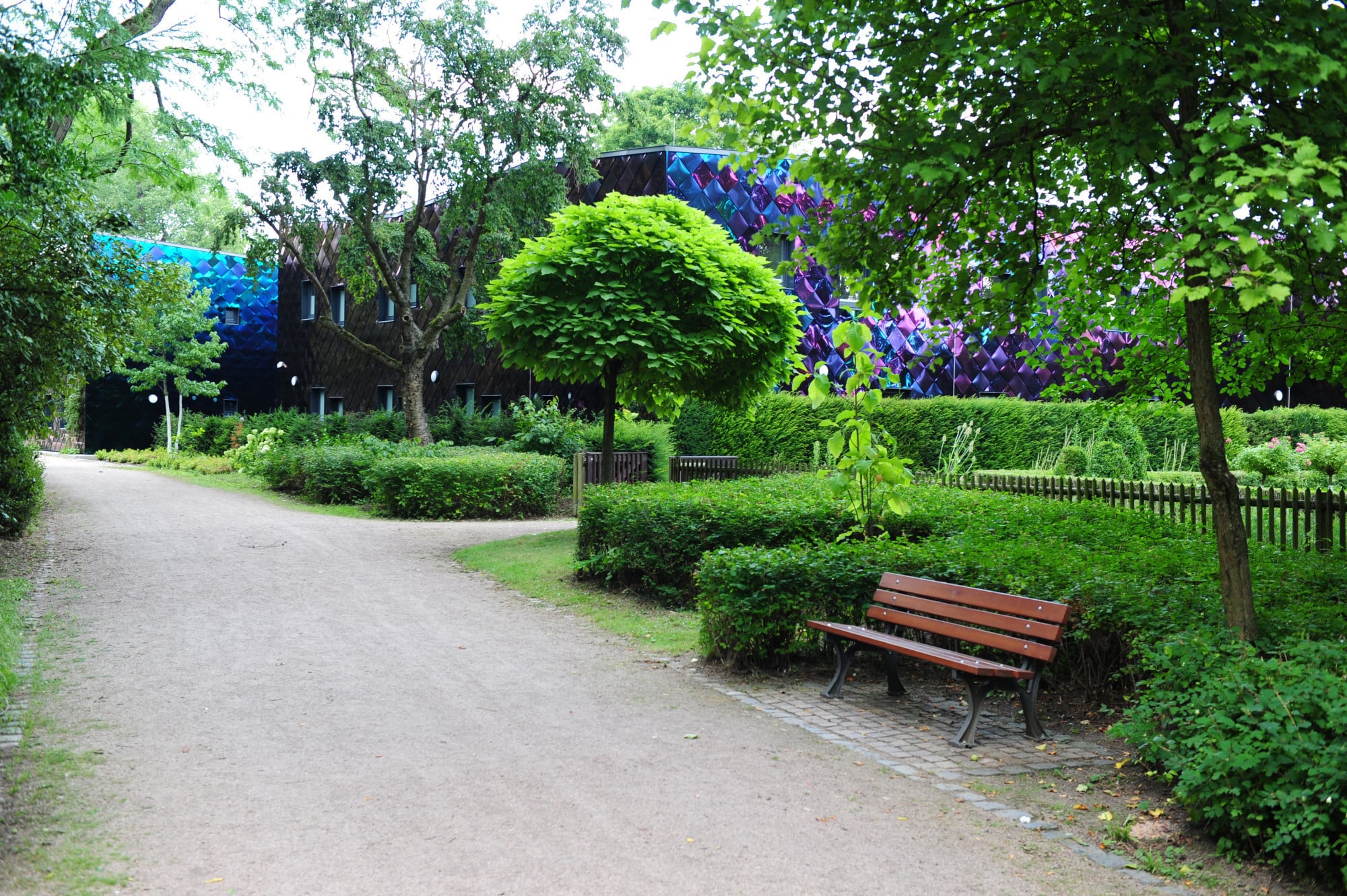 Das zweigeschossige Gebäude auf mäandrierendem Grundriss ist ein visueller Anziehungspunkt im Park geworden.