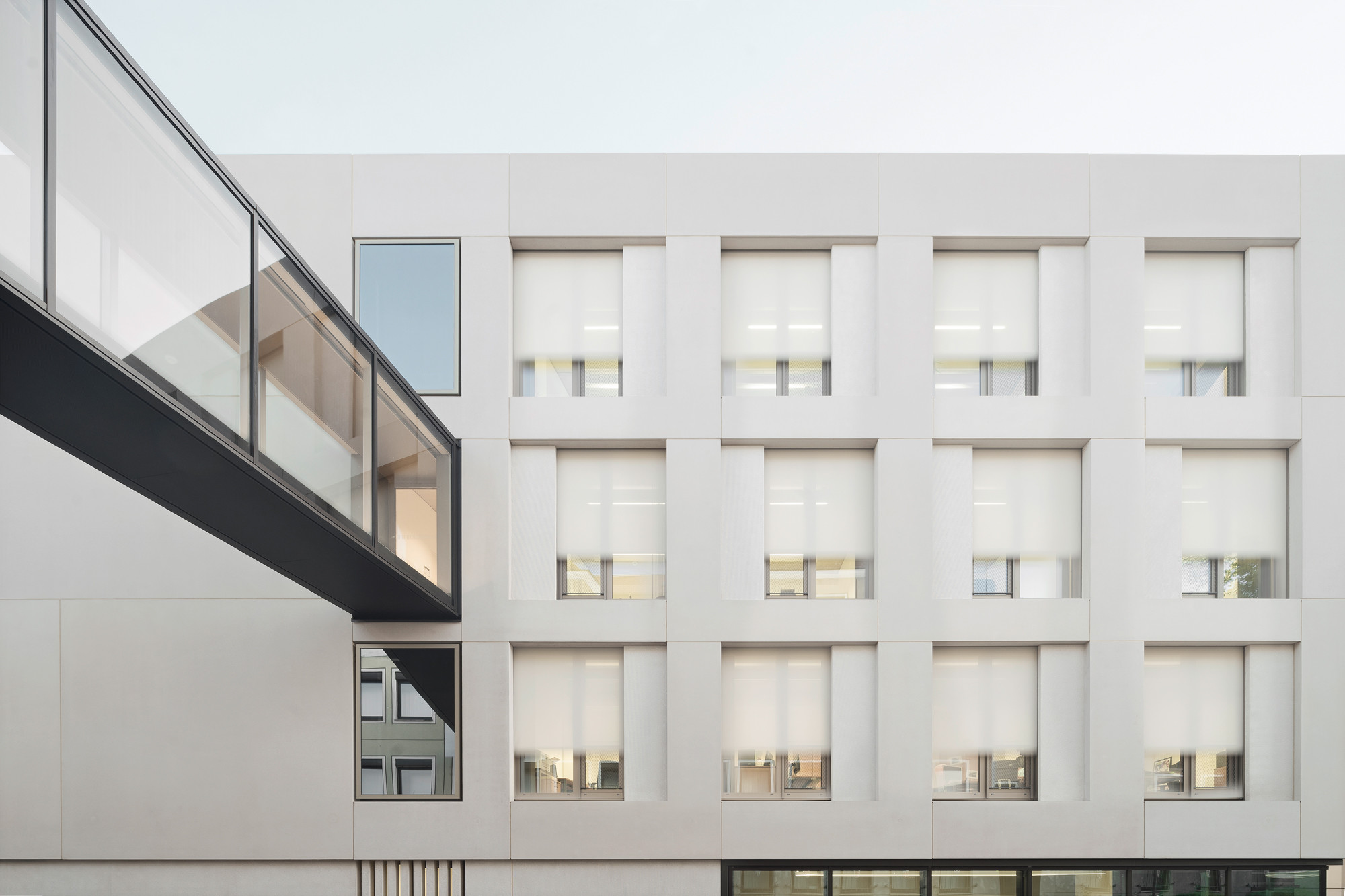 Flurfenster sind von außen durch flächenbündigen Einbau mit der Außenfassade zu erkennen.