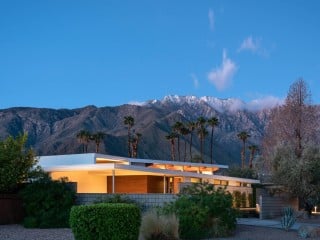 Das Axiom Desert House ist in der kalifornischen Wüstenstadt Palm Springs entstanden.