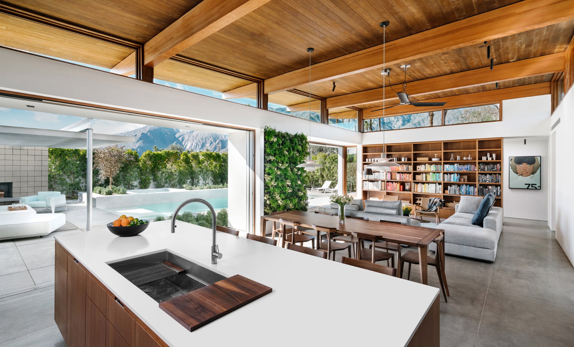 Mit der hölzernen Decke und den Oberlichten erinnert der Bau an Vorbilder aus den Fünfziger- und Sechzigerjahren.