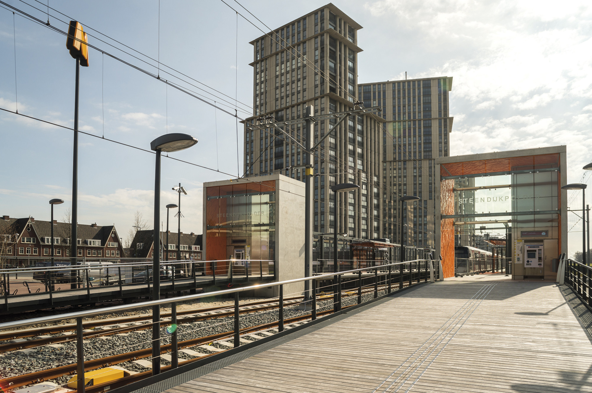 Die Idee für die portalartigen Bauwerke an den Haltepunkten stammt vom Architekten Marc Verheijen.
