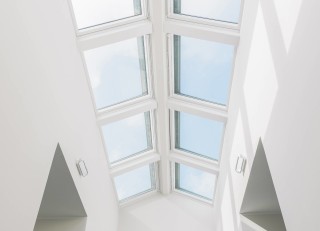 Tageslicht wie in einem Atelier erzeugt die Dachfensterkombination „Überfirst“ von Hersteller Velux.