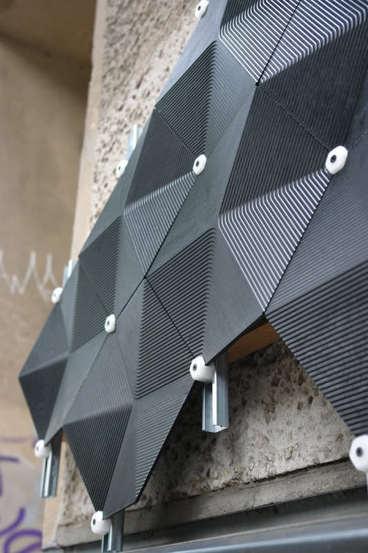 Nach der Entwicklung mehrerer Prototypen wurde Ende 2019 die erste architektonische Verwendung als Fassadenpaneel realisiert.