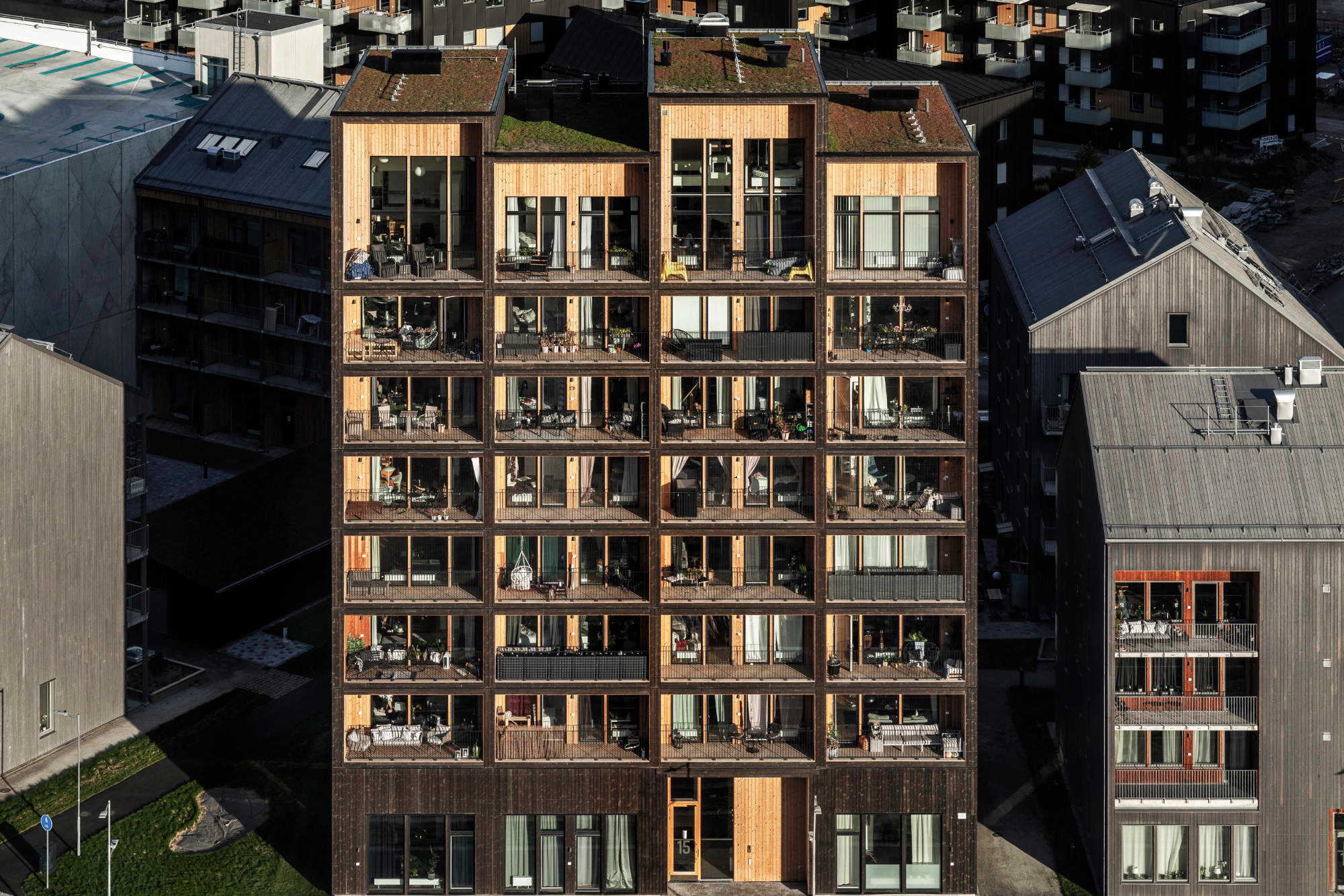 Während die Nord-, Süd- und Ostfassaden über zahlreiche kleinere Fensteröffnungen verfügen, ist die Westseite durch große, geschosshohe Fenster und Loggien geprägt.
