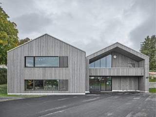 Der neue Kindergarten in Ebertswil nimmt Bezug auf lokale Bautraditionen, setzt sich aber auch beherzt von ihnen ab.
