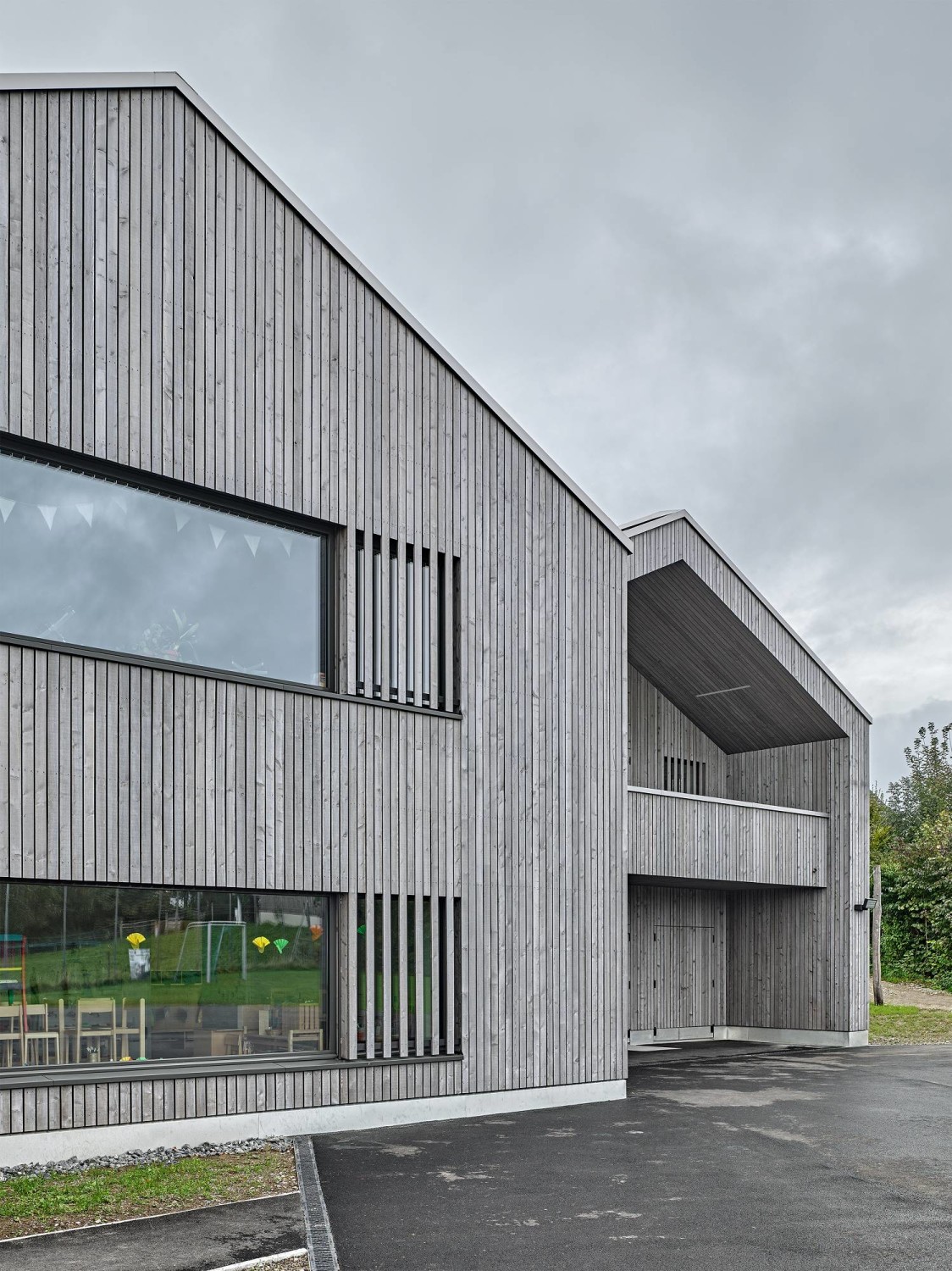 Der Zwillingsbau mit doppeltem Satteldach wurde vom Zürcher Büros Illiz Architekten geplant.