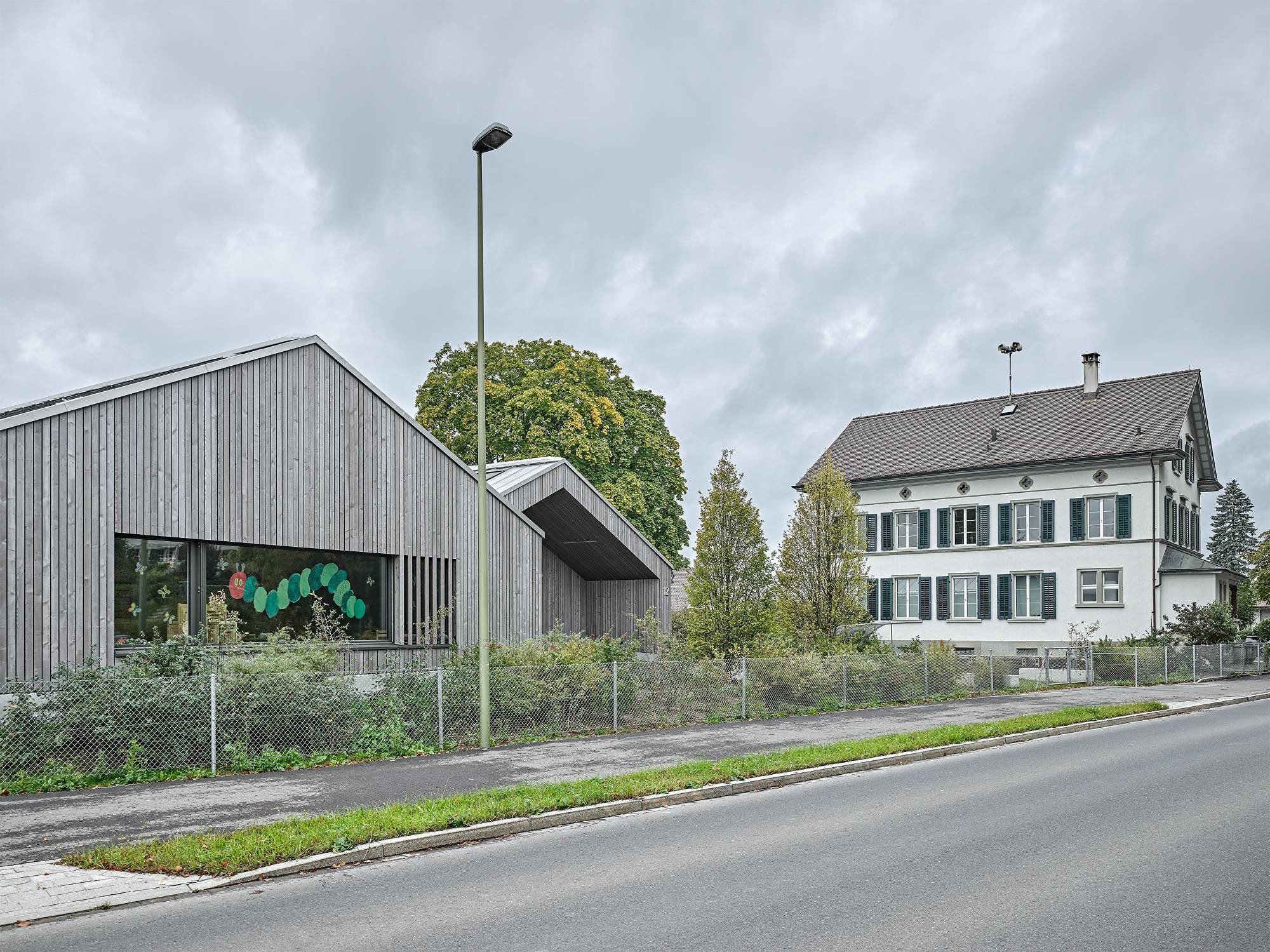 Errichtet wurde der Kindergarten in Sichtweite des alten Schulgebäudes.
