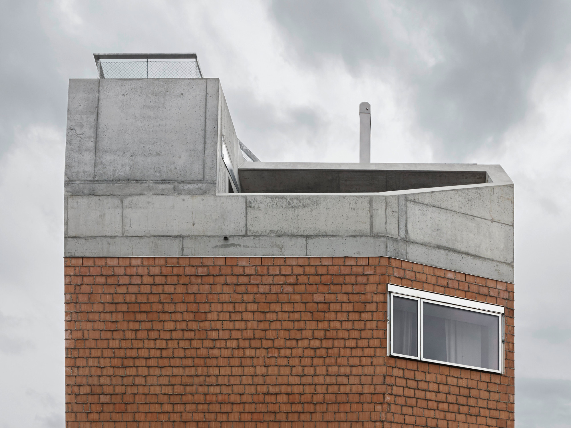 Gemäß dem Anspruch, mittels der Gebäudehöhe besonders aufregende Ausblicke zu ermöglichen, wird der Neubau von einer Dachterrasse gekrönt.