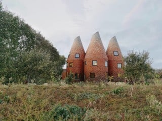 Wie eine kleine Burg mutet das Wohnhaus Bumpers Oast House an. Geplant wurde es vom Architekturbüro ACME in London