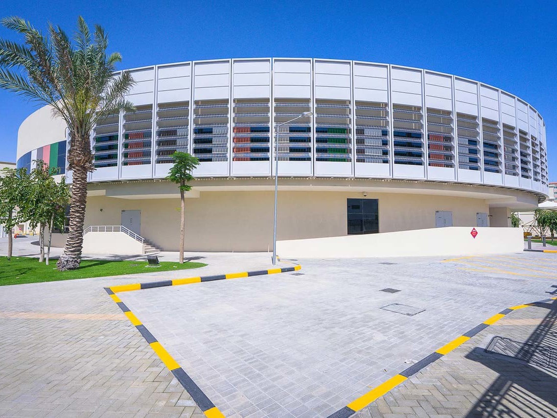 Immer der Sonne entgegen: Die Tarek Bin Ziad School in Doha hat der Hersteller Colt International mit einem autark arbeitenden beweglichen Sonnenschutzschild ausgestattet.