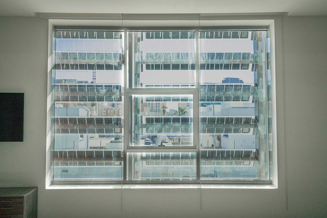 Die Photovoltaikzellen sind in das Verbundsicherheitsglas (VSG) der Lamellen integriert.