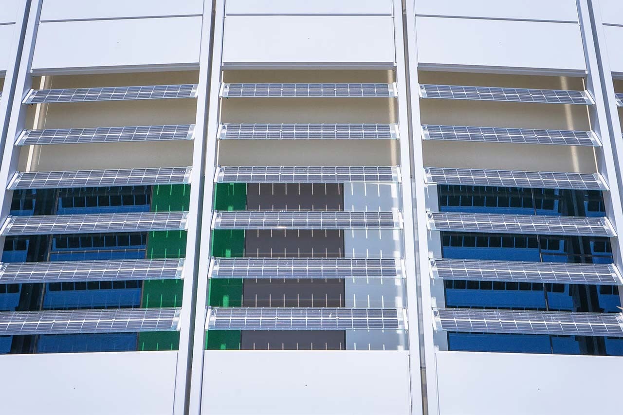 Photovoltaikmodule auf den Lamellen erzeugen Strom, mit dem die Motoren der Anlage angetrieben werden.