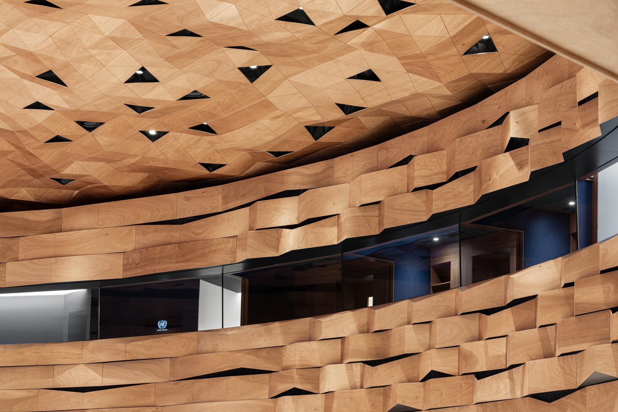 Decke und Teile der Wände wurden mit einer dünnen Schicht Okoumé-Holz ausgekleidet.