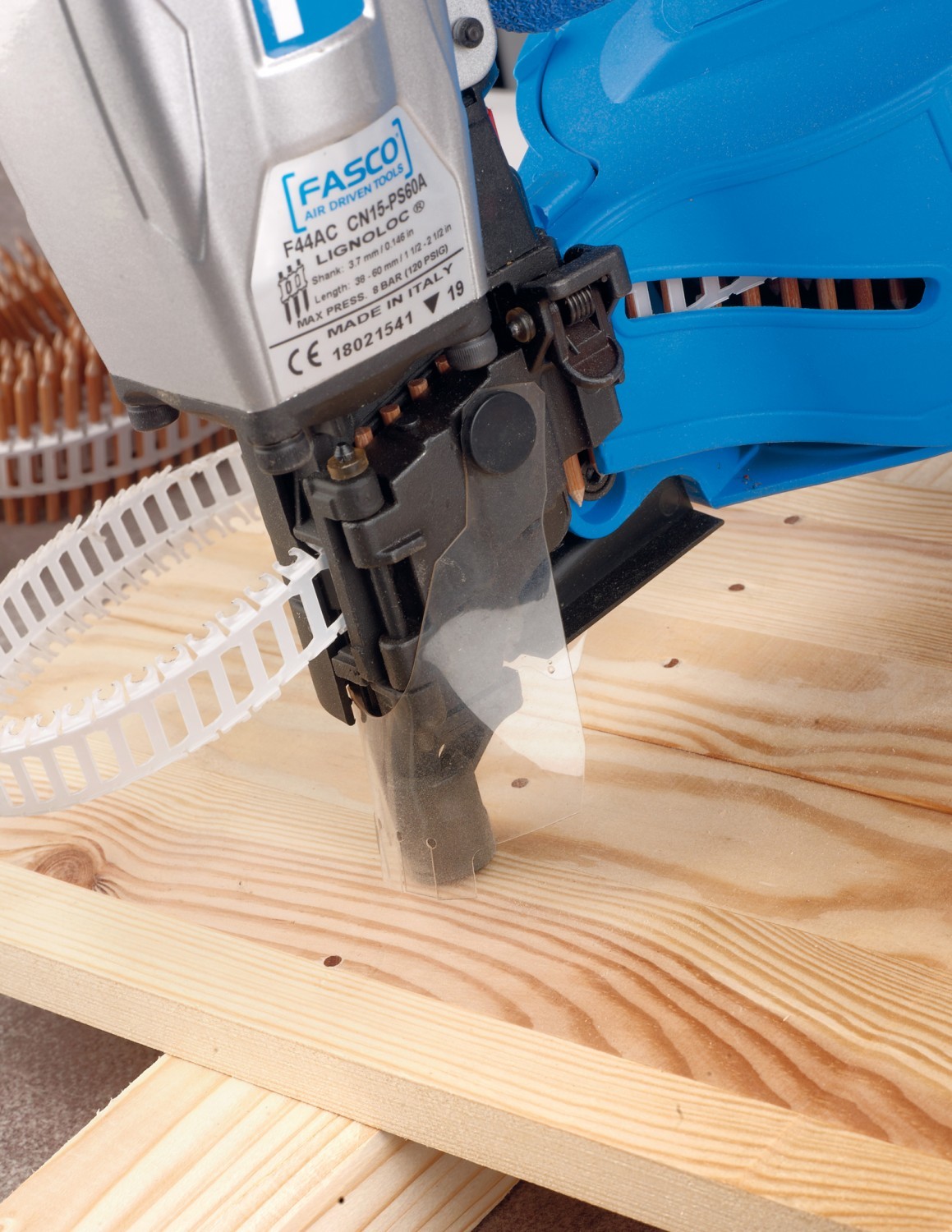 Die Nägel lassen sich per Druckluft ohne Vorbohren in Konstruktionsvollholz, sämtliche Nadelhölzer sowie Holzwerkstoffplatten einschießen.
