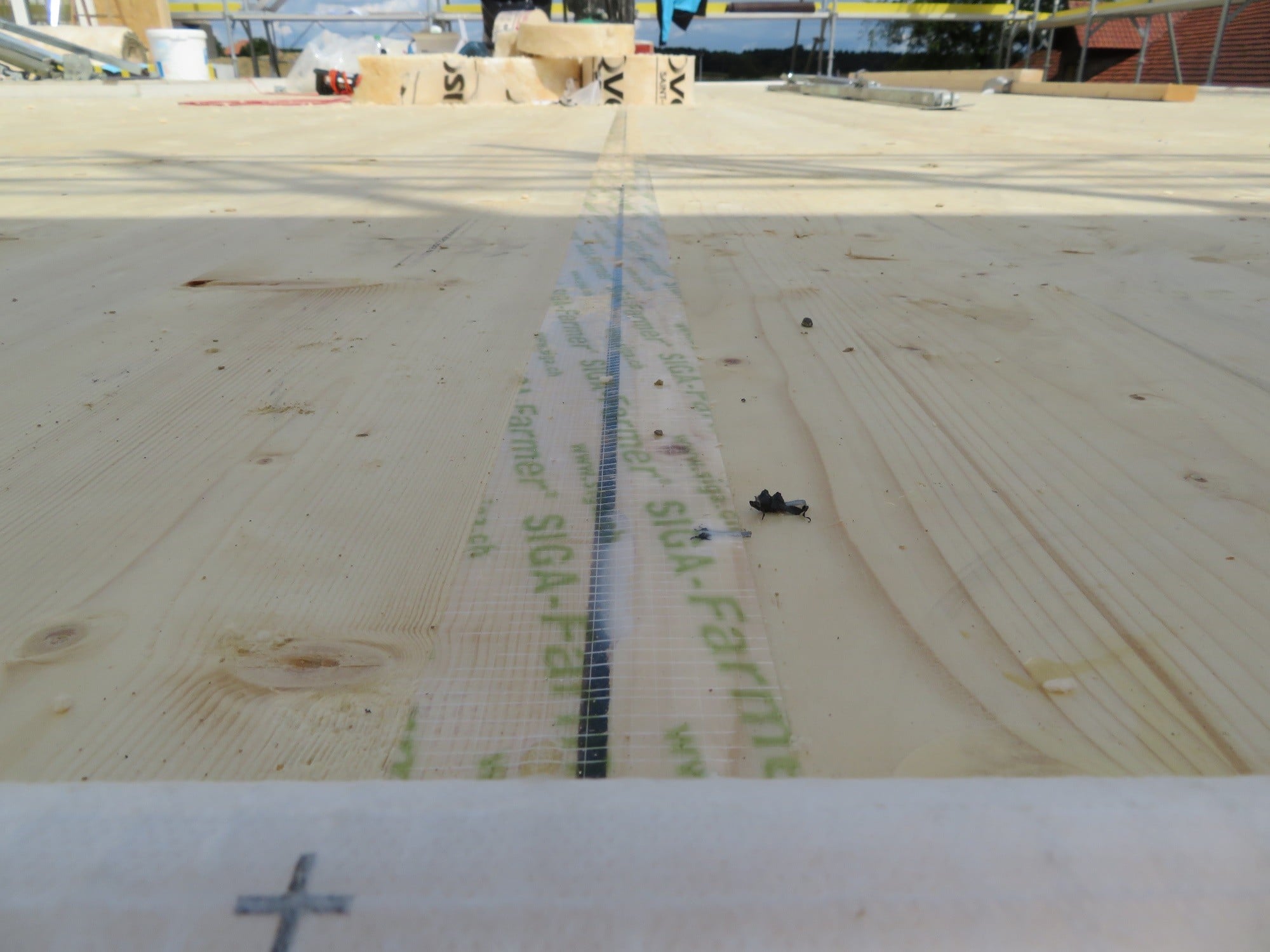 Die Holzelemente aus Voll-, Brettschicht- oder Brettsperrholz werden auf der Baustelle mit einem Abstand von bis zu 40 Millimetern voneinander positioniert. 