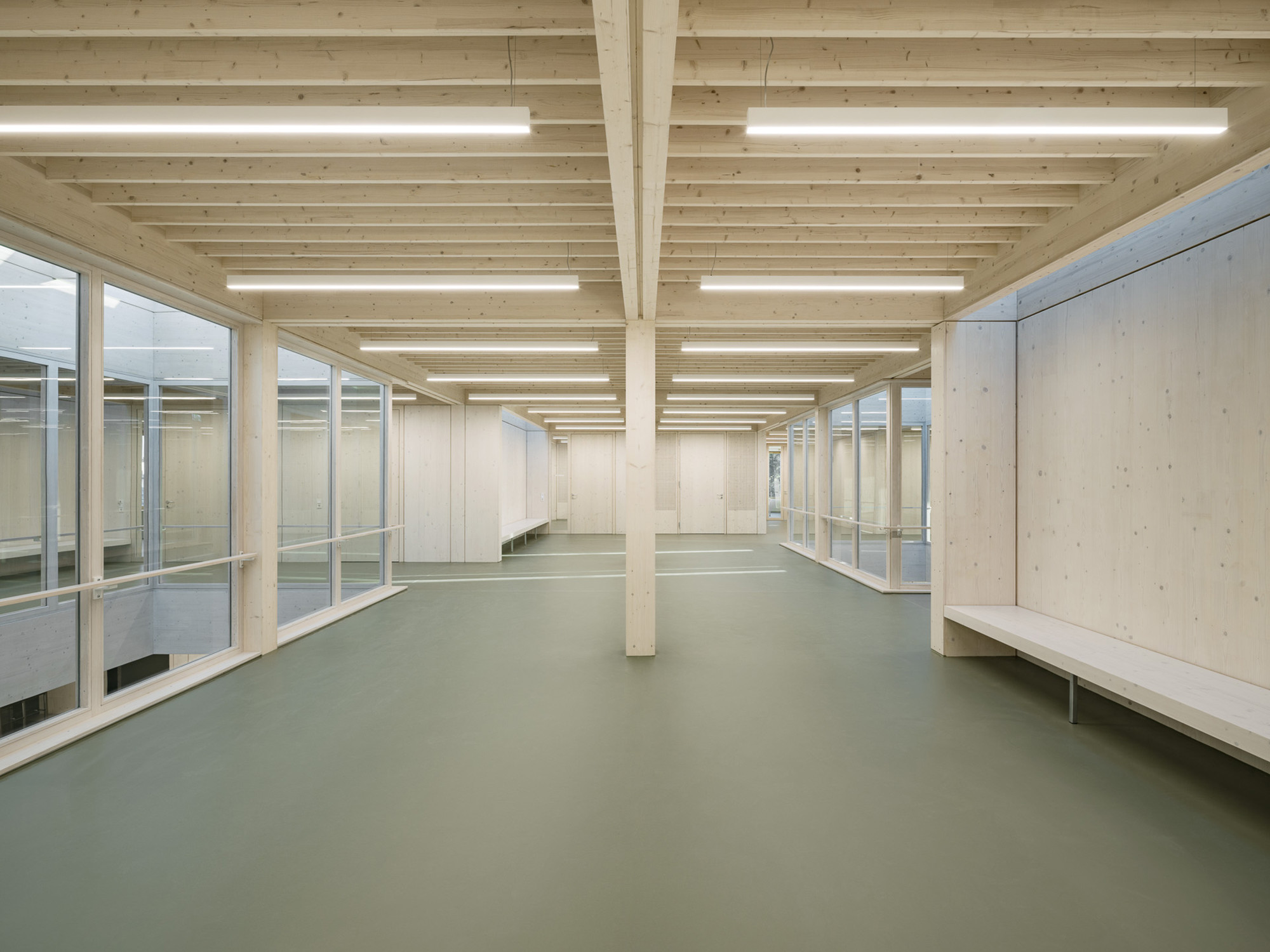 Holz kam nicht nur für das Tragwerk und die Fassade zum Einsatz, sondern auch für Fenster, Türen und Möbel.