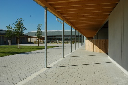 Alle Gebäude sind um den zentralen Hof angeordnet