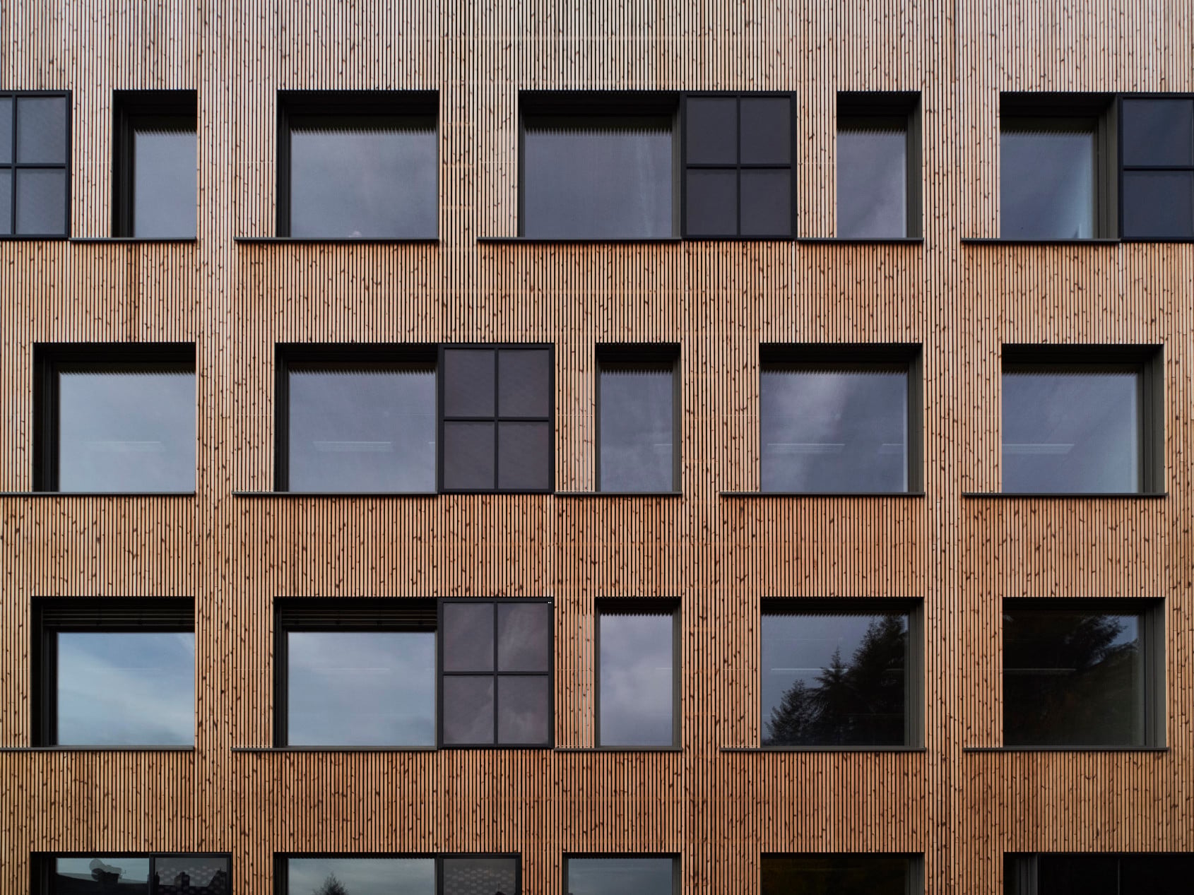 Das gesamte Gebäude besteht aus Holz. Lediglich die aussteifenden Treppenhauskerne sind aus Stahlbeton.