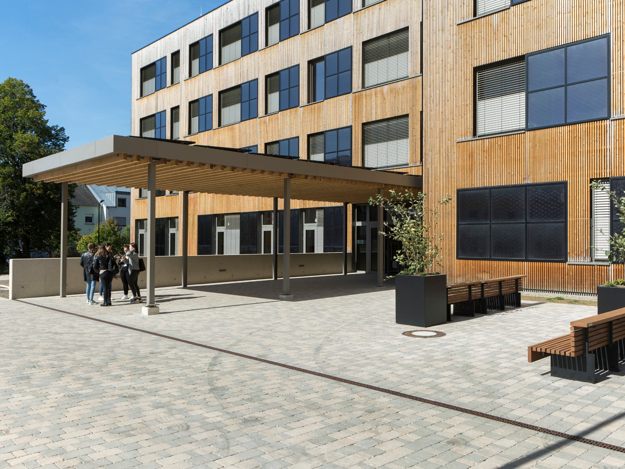 Die Schule bietet Platz für rund 430 Schülerinnen und Schüler. Eine spezielle Holzkonstruktion für Decken und Dach bietet neben den Schallschutz außerdem stützenfreie, flexible Räume.