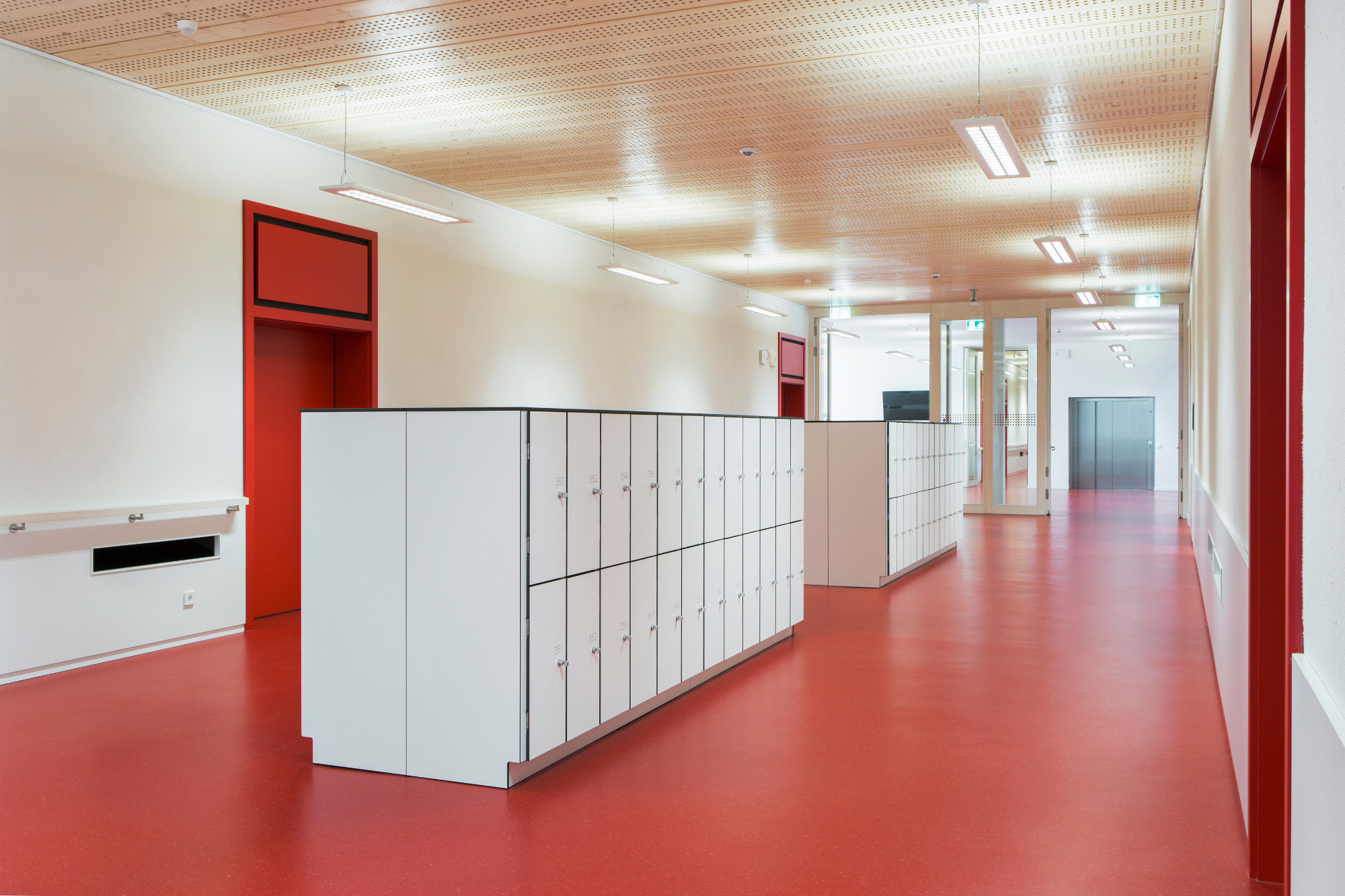 Die Decken bestehen aus Flächenelementen, die mithilfe von Schubstählen zu statischen Scheiben ertüchtigt werden. 