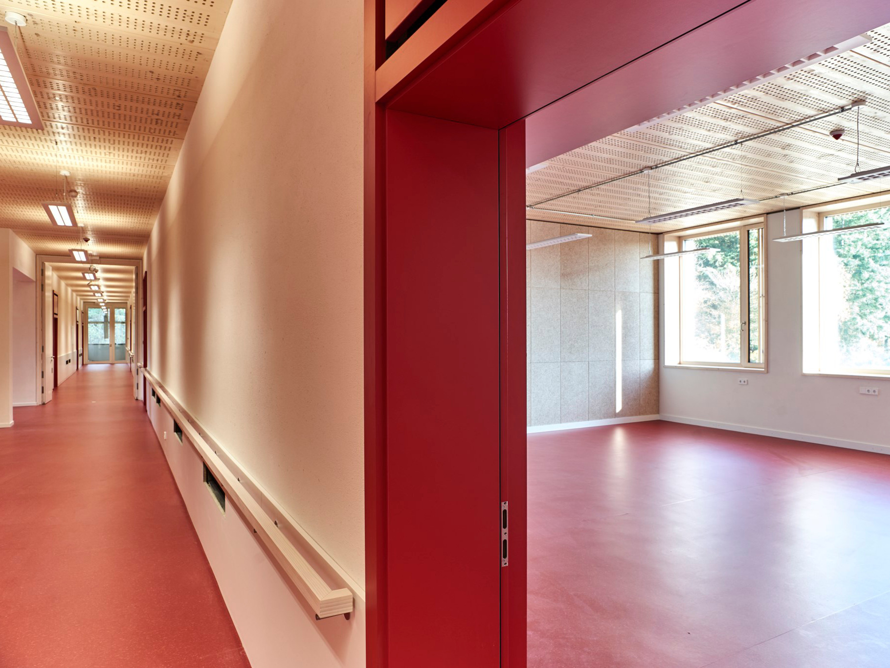 Für die neue Hochschule für Pflegeberufe in Ettelentbrück warf das Planungsbüro Fabek Architectes einen Holzbau mit guter Raumakustik und Plusenergiestandard.