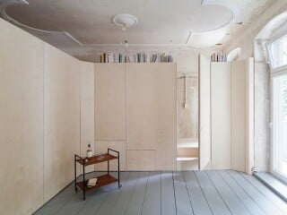 Dass auch anderthalb Zimmer bei geschickter Planung einem Paar genug Platz bieten können, um nicht nur zu arbeiten, zu kochen und zu schlafen, sondern auch Gäste zu bewirten, zeigt der Umbau einer Berliner Wohnung, der nach Plänen des Atelier Fanelsa vorgenommen wurde. 