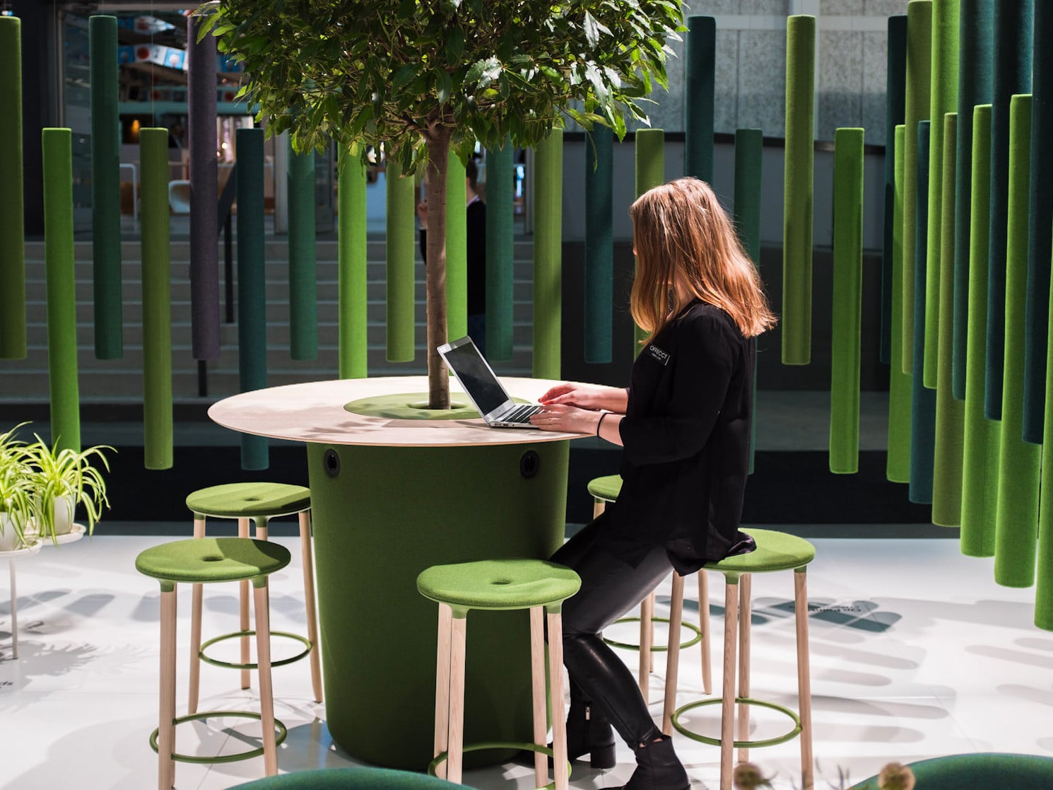 Das Produkt Soundsticks des Herstellers Offecct wurde von dem Designer Andrea Ruggiero aus Materialresten entworfen und wartet mit schallabsorbierenden Eigenschaften auf.