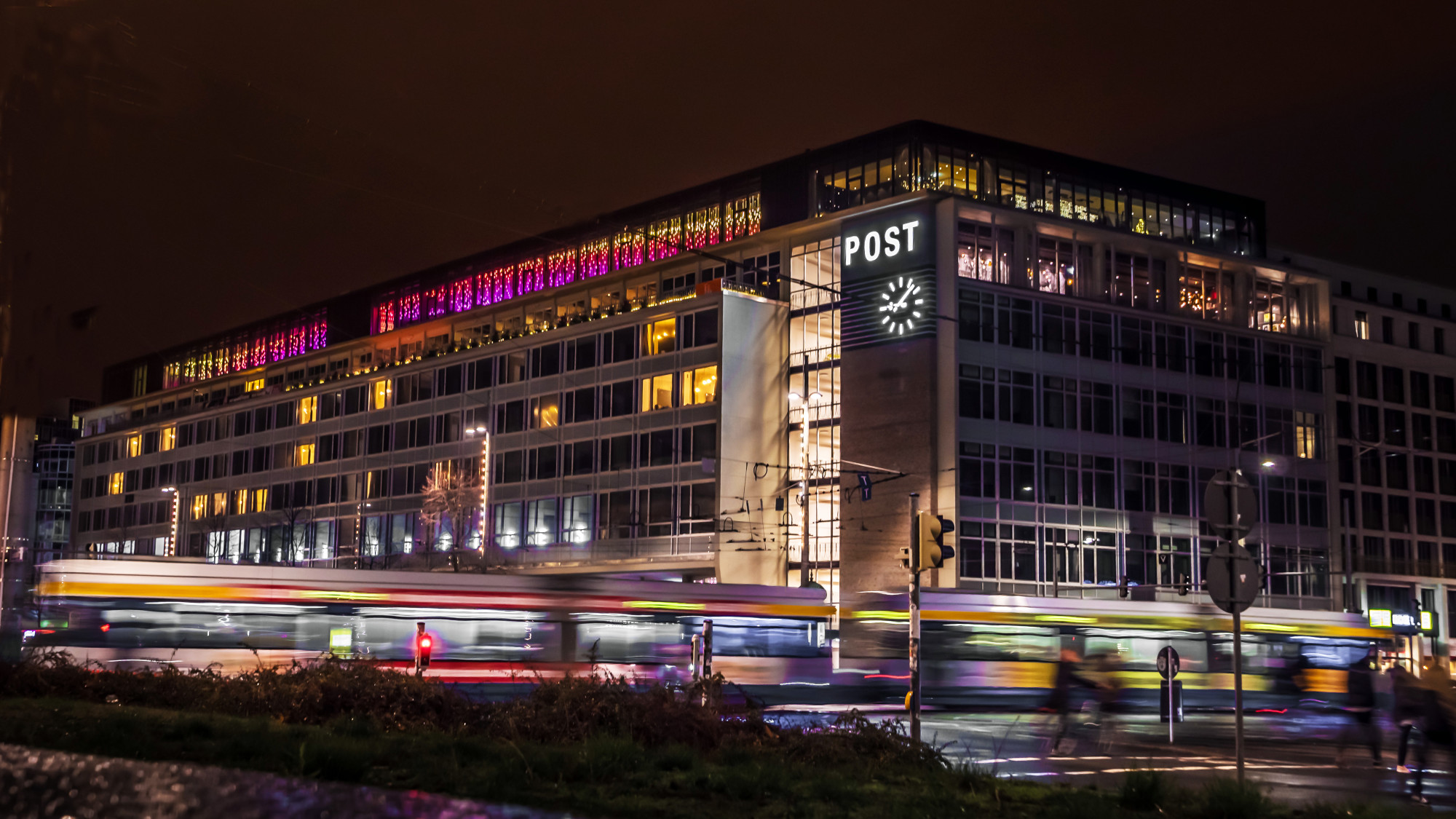 decke mit interaktiven leucht und akustikstaben licht news produkte baunetz wissen