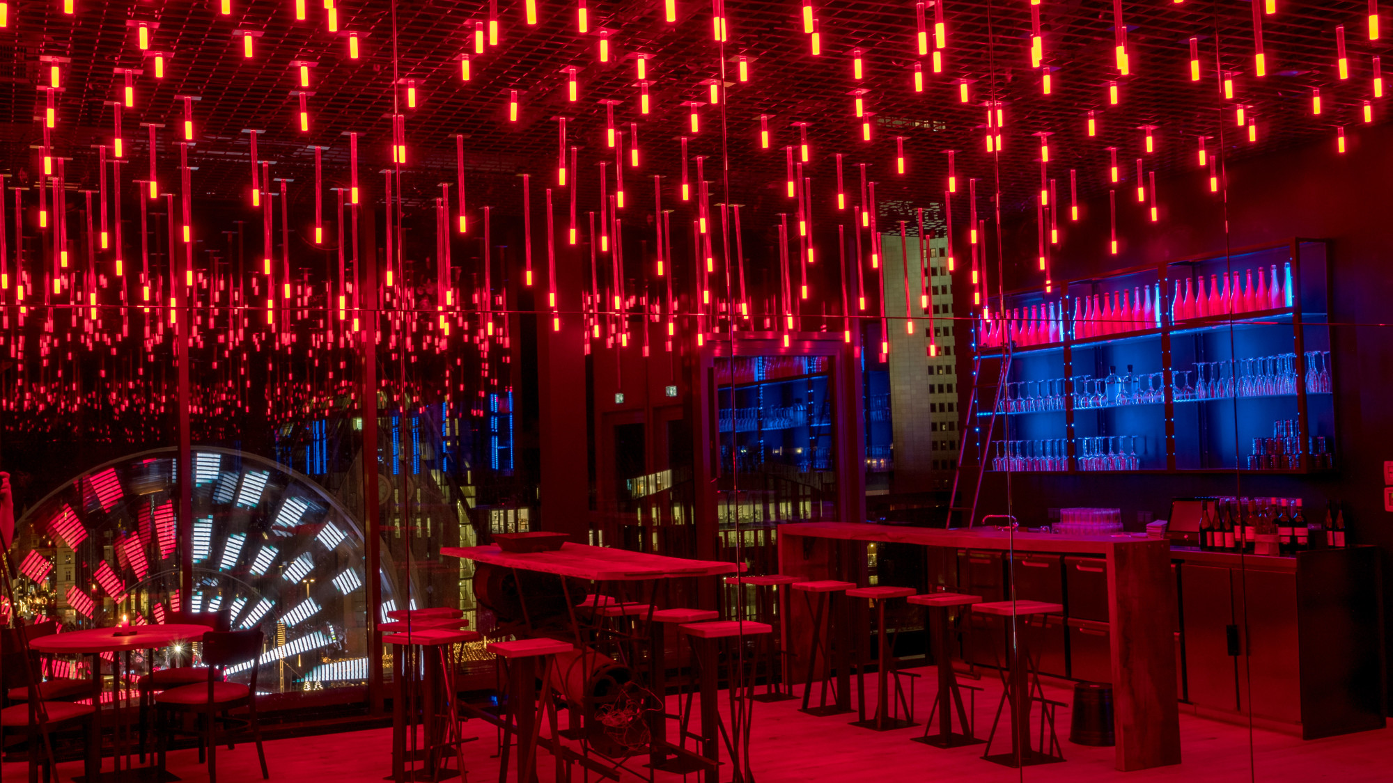 decke mit interaktiven leucht und akustikstaben licht news produkte baunetz wissen