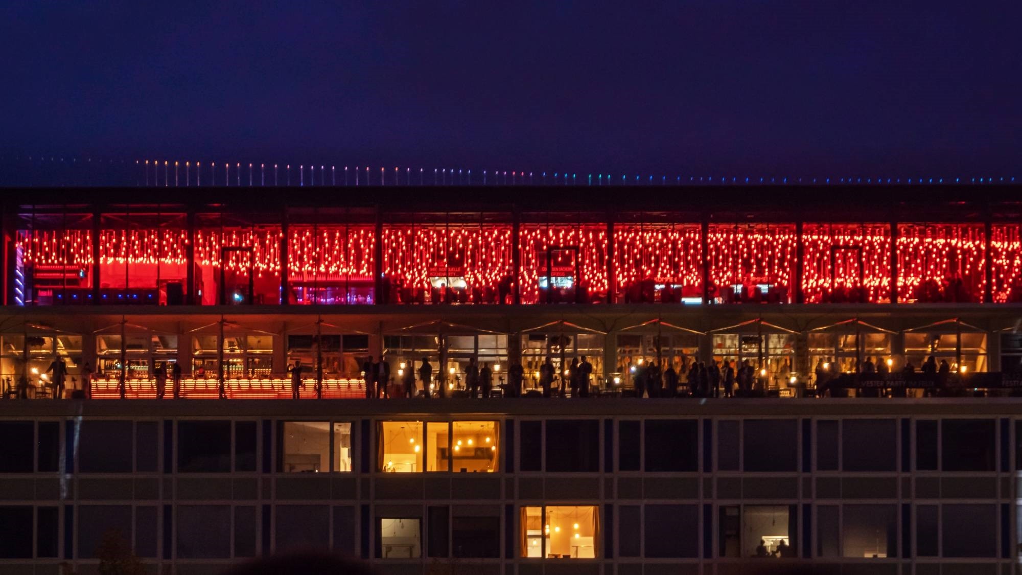 decke mit interaktiven leucht und akustikstaben licht news produkte baunetz wissen