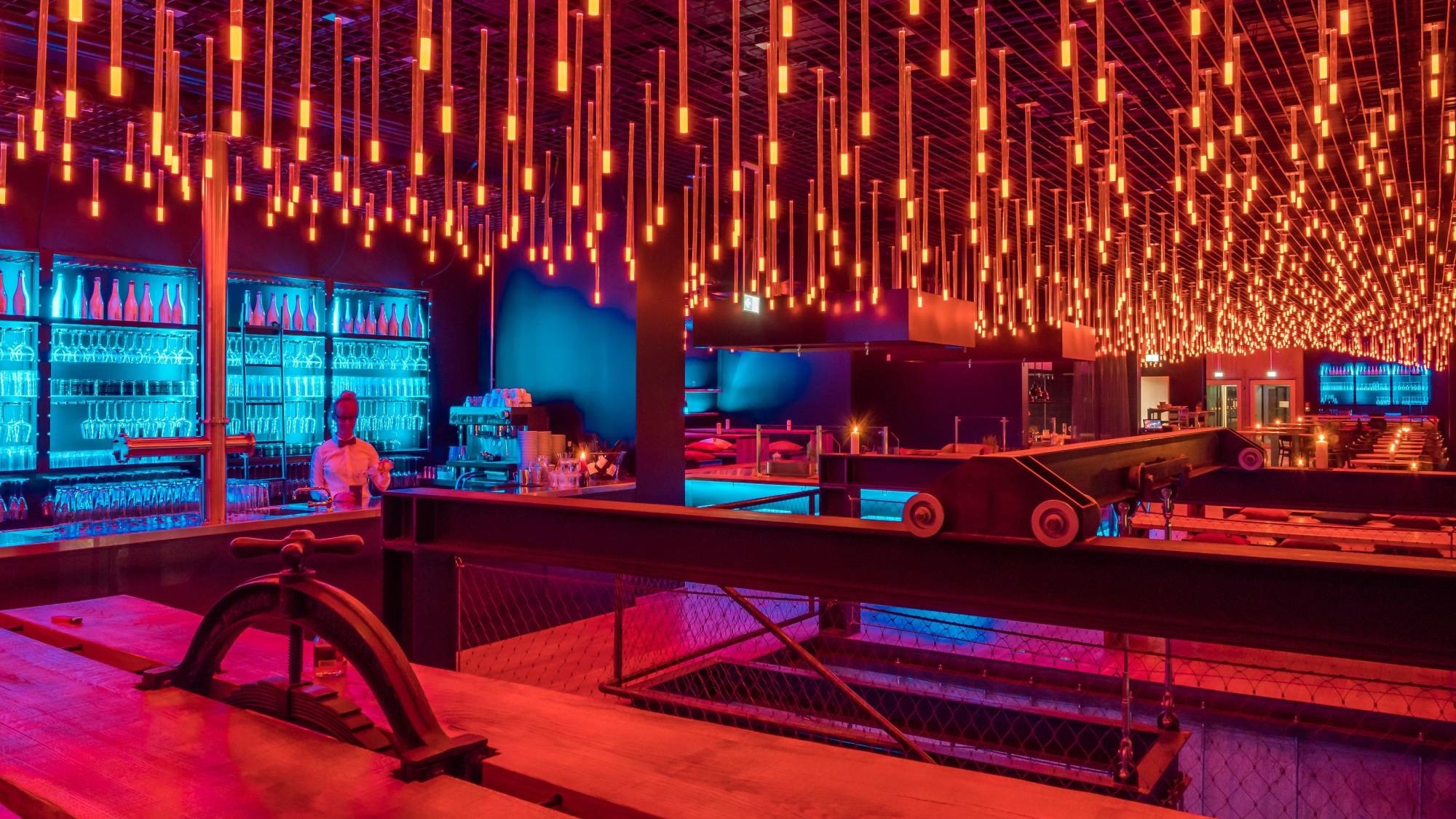 decke mit interaktiven leucht und akustikstaben licht news produkte baunetz wissen