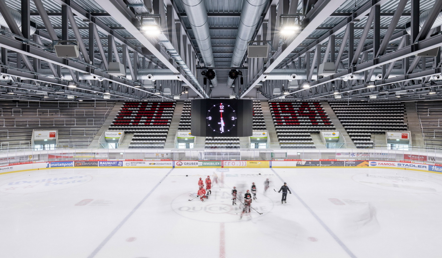 Die Eisfläche in der Halle selbst wird durch eine transkritische CO2-Kälteanlage gekühlt, deren Abwärme ebenfalls im Gebäude genutzt wird.