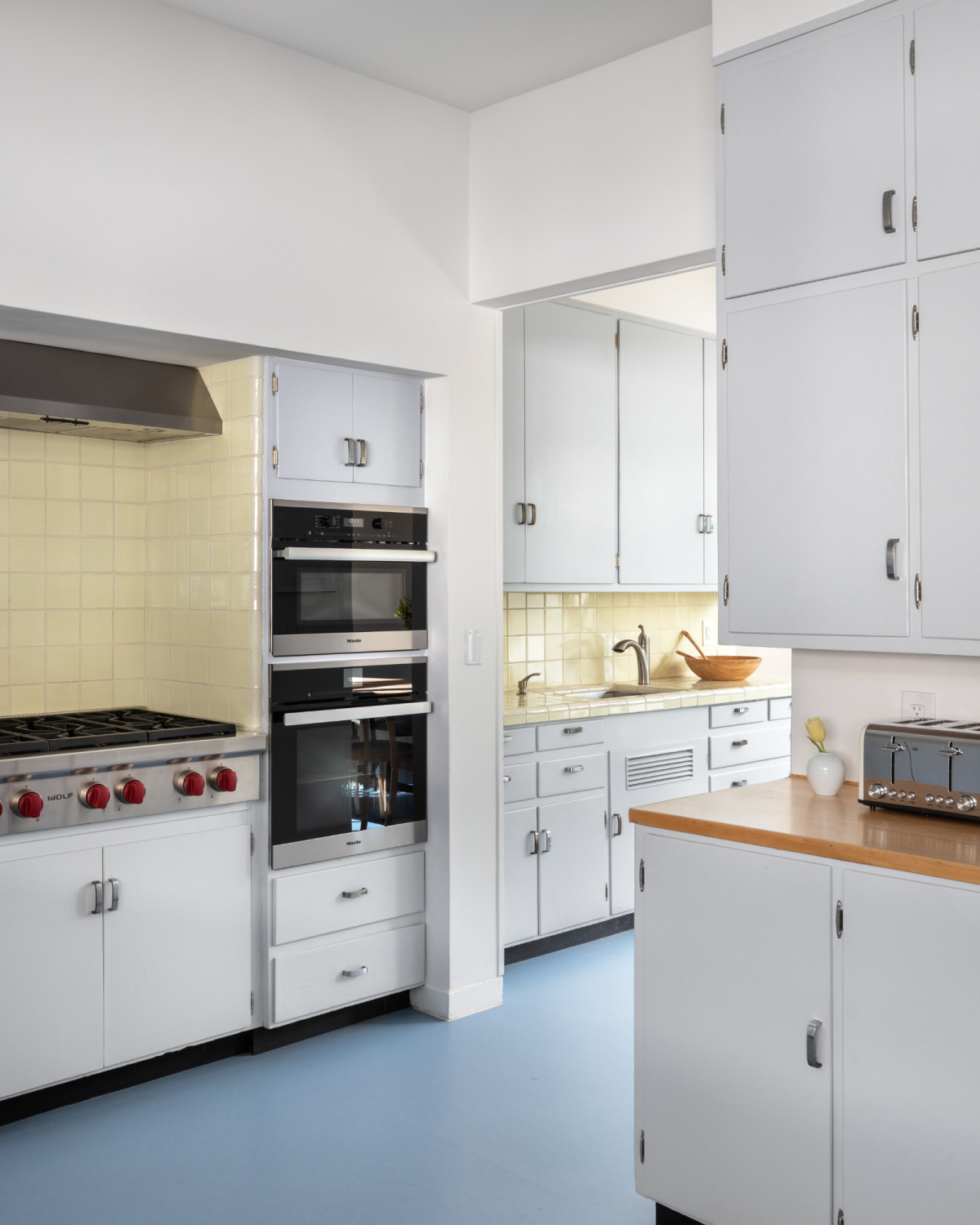 Dahinter liegen das vormalige Zimmer der Bediensteten sowie die Küche.