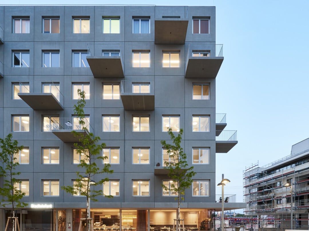 Geplant hat den Bau das Architekturbüro Franz & Sue, das das Projekt als Teil einer gewerblichen Baugruppe auch entwickelt und mitfinanziert hat.