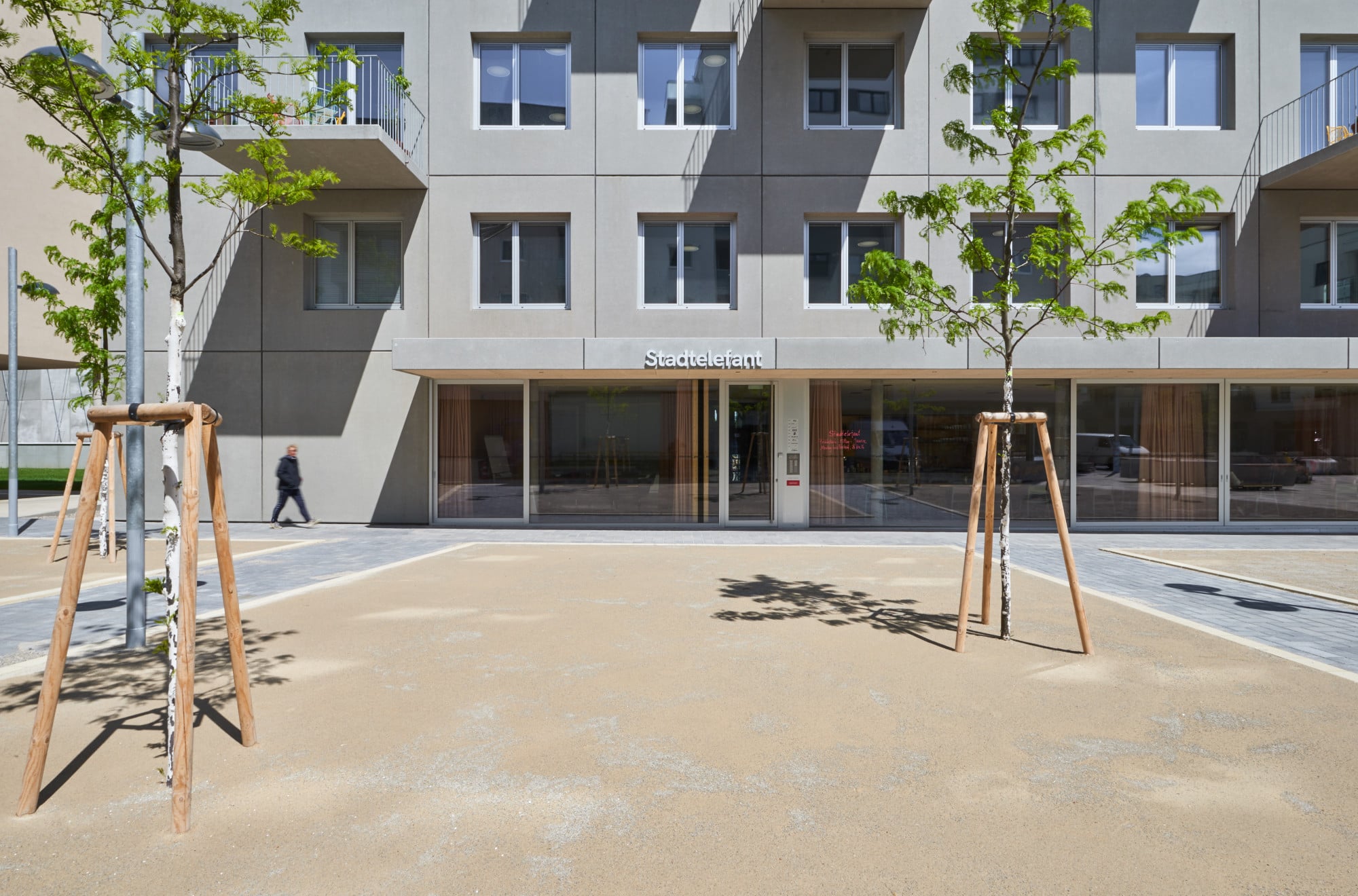 Auf der Südseite grenzt der Bau an einen kleinen Platz, auf der Nordseite flankiert ihn ein Parkhaus.