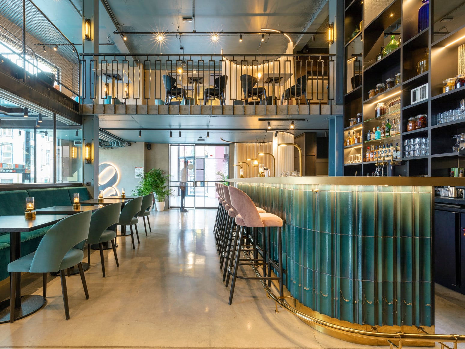 Die mit den Fliesen der Serie Craft von Agrob Buchtal bekleidete Bar ist der Hingucker im Restaurant Octave in Antwerpen.
