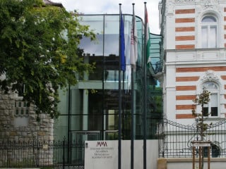 Die historische Gebäudesubstanz der ungarischen Kunstakademie (Magyar Művészeti Akadémia, kurz MMA) wurde durch einen gläsernen Zwischenbau, entworfen von Fazakas Architects, miteinander verbunden.