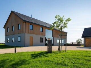 In Argenbühl, zwischen Wangen und Isny im Allgäu, ist nach dem Entwurf vom Büro Planformat ein zeitgemäßes Gutshaus errichtet worden.